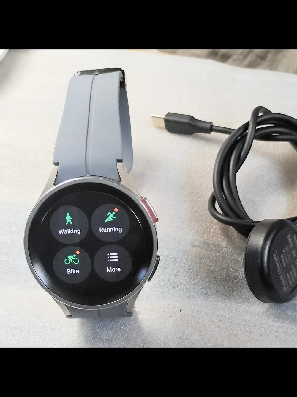 Samsung Galaxy Watch 5 Pro - Gray Silicone Band